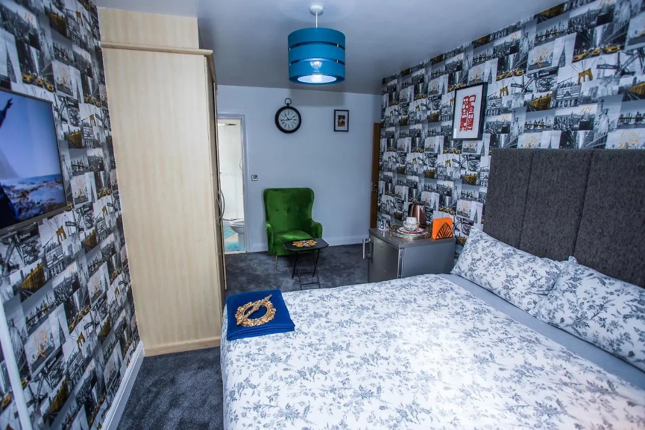 Remarkable 2-Bed Apartment With Sea View London