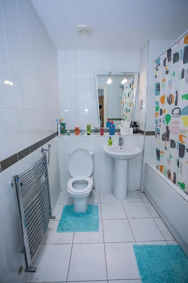 Remarkable 2-Bed Apartment With Sea View London