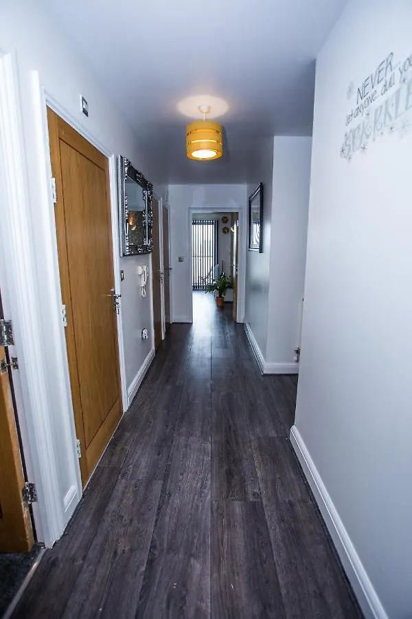 Remarkable 2-Bed Apartment With Sea View London