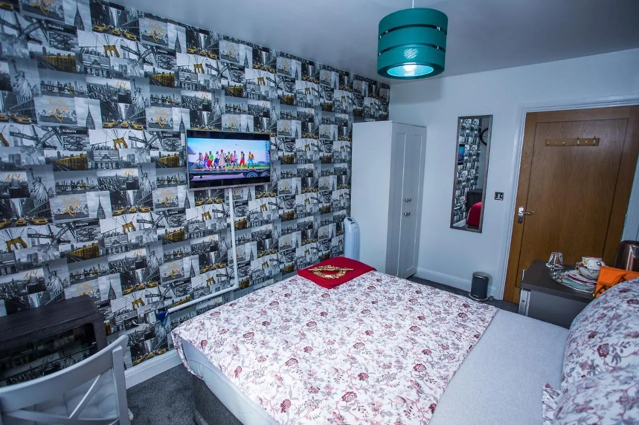 Remarkable 2-Bed Apartment With Sea View London