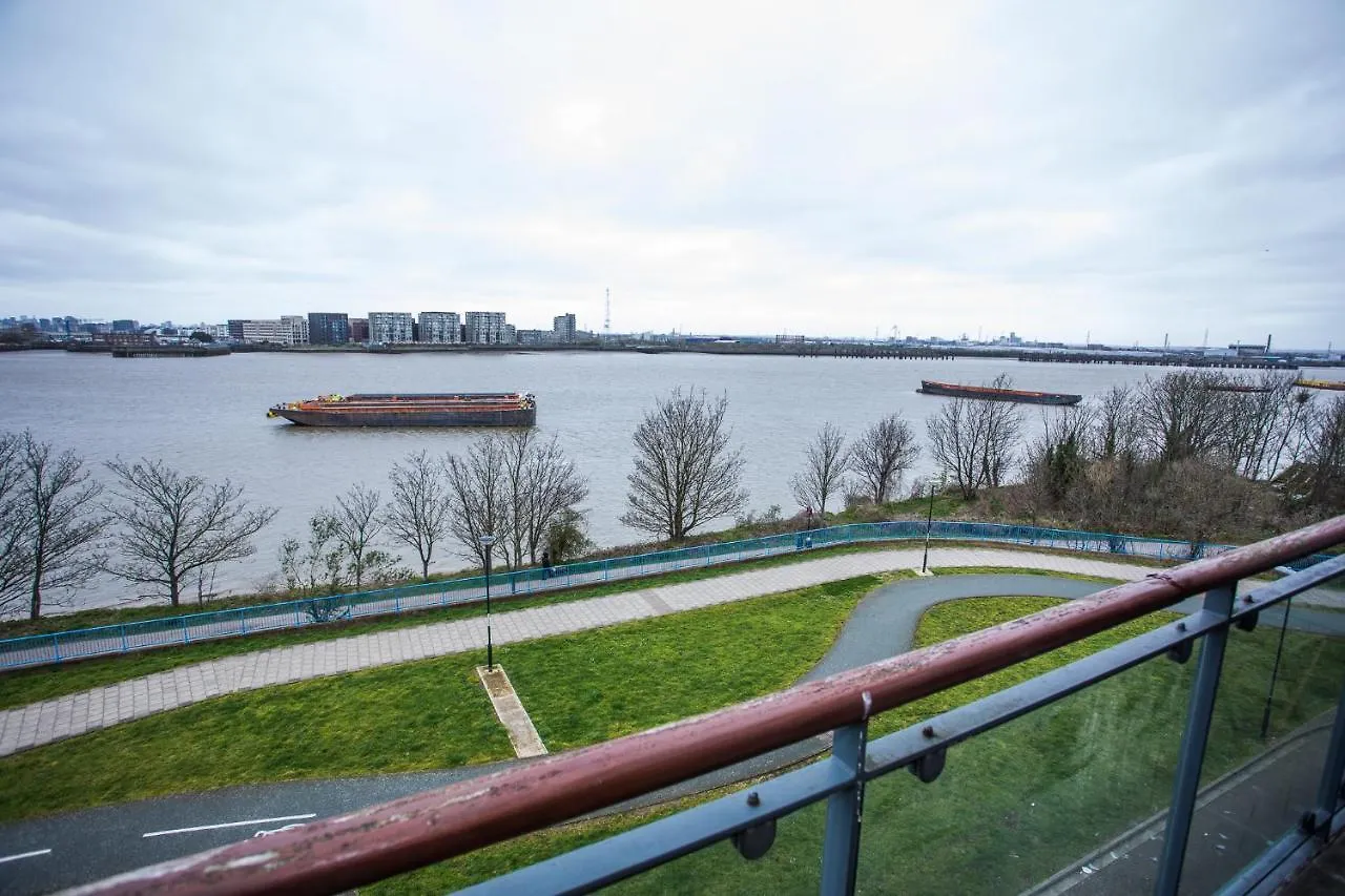 Remarkable 2-Bed Apartment With Sea View London