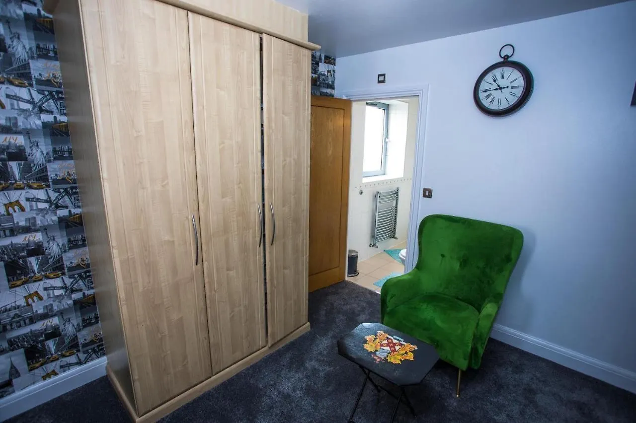 Remarkable 2-Bed Apartment With Sea View London