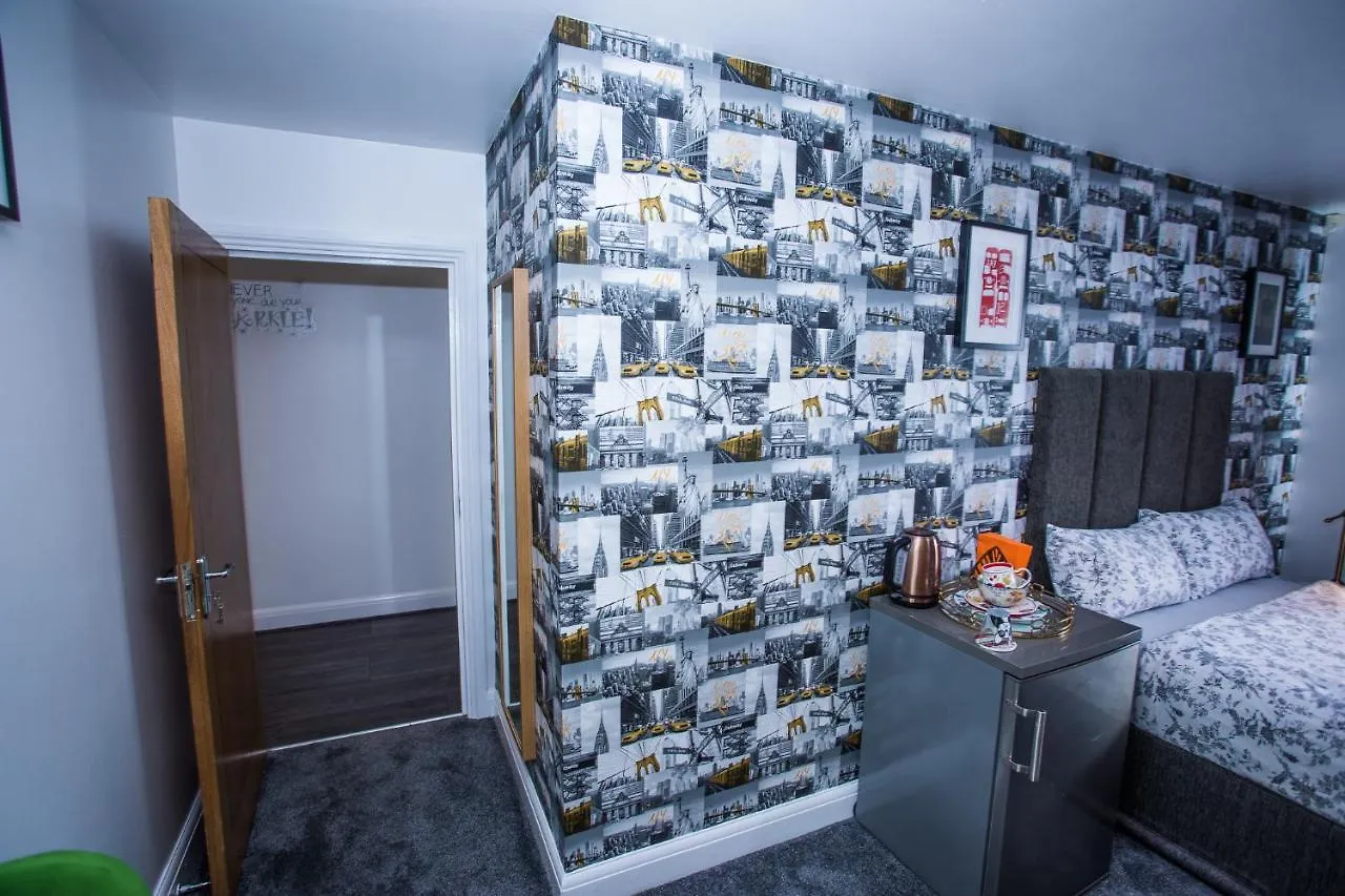 Remarkable 2-Bed Apartment With Sea View London