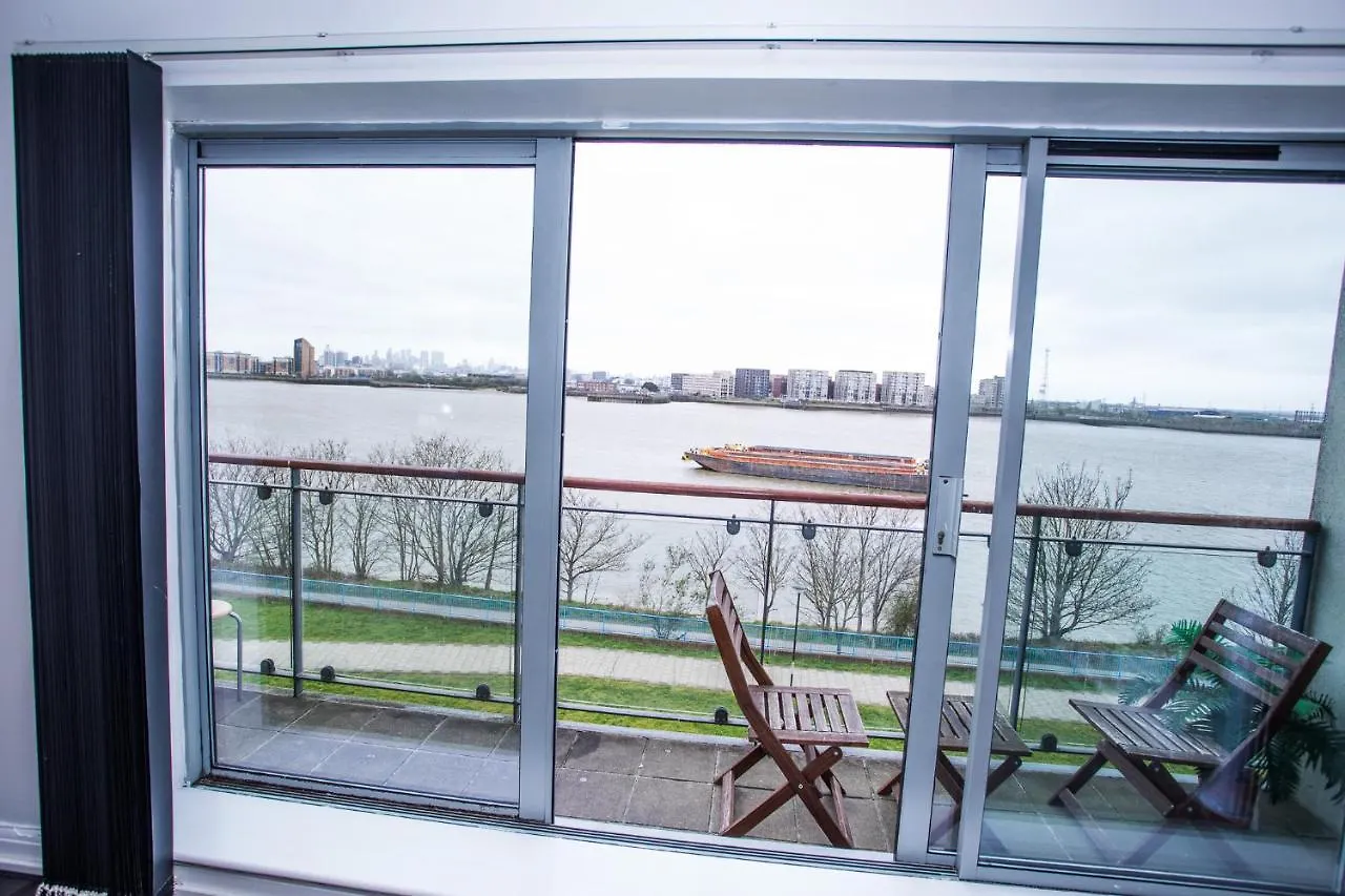 Remarkable 2-Bed Apartment With Sea View London