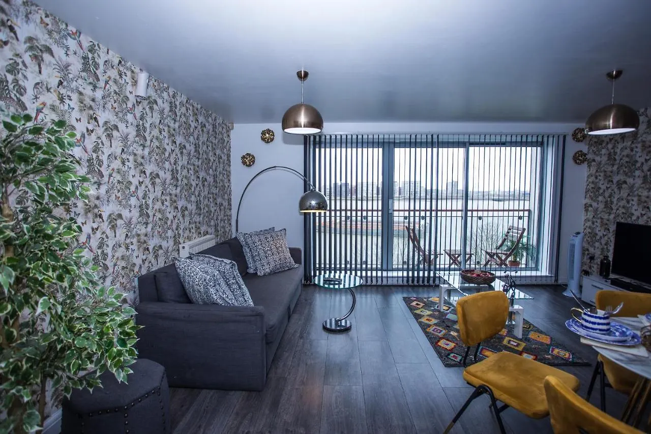 Remarkable 2-Bed Apartment With Sea View London