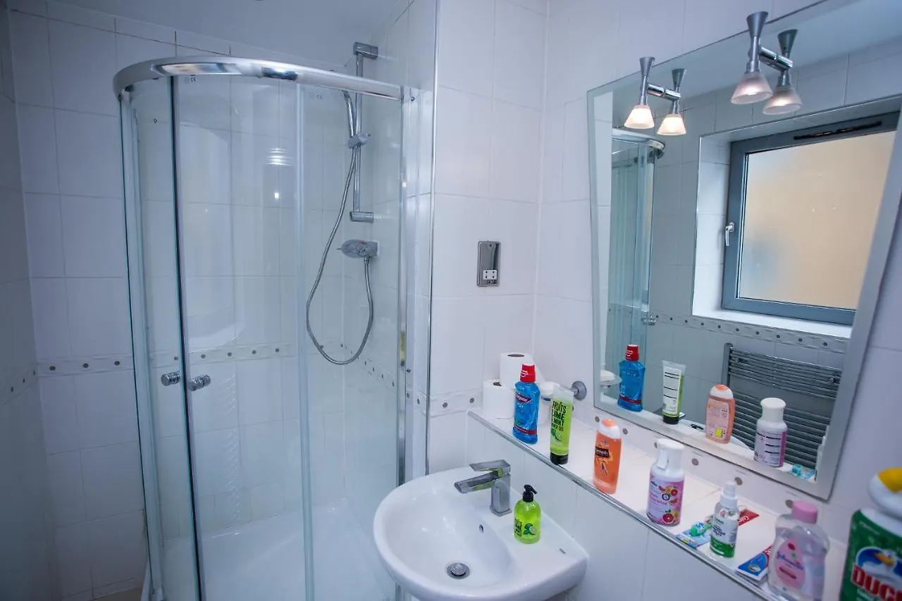 Remarkable 2-Bed Apartment With Sea View London