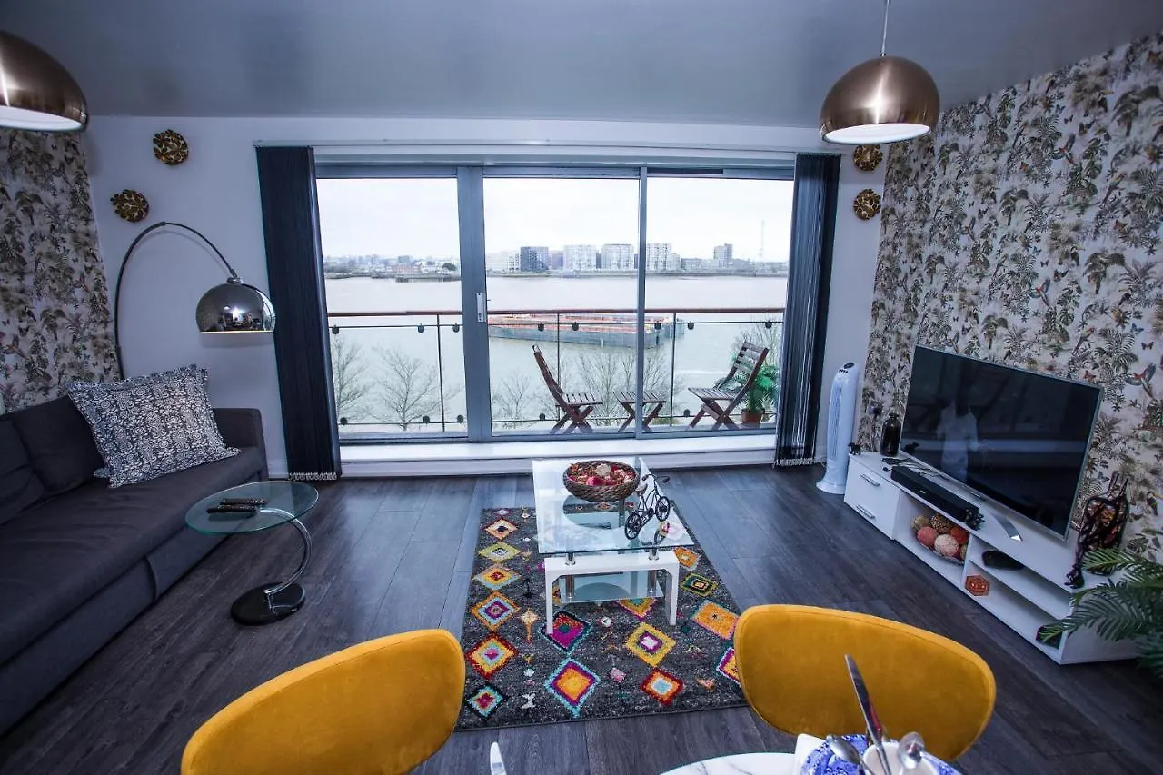 Remarkable 2-Bed Apartment With Sea View London