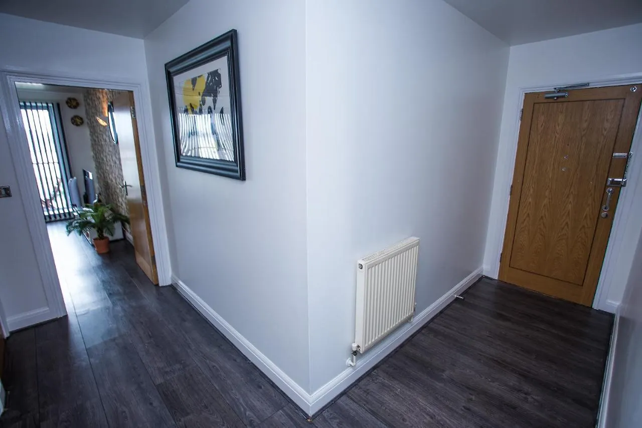 Remarkable 2-Bed Apartment With Sea View London