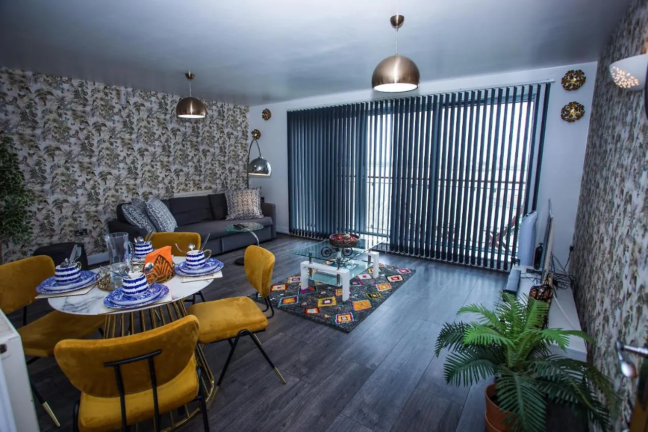 Remarkable 2-Bed Apartment With Sea View London