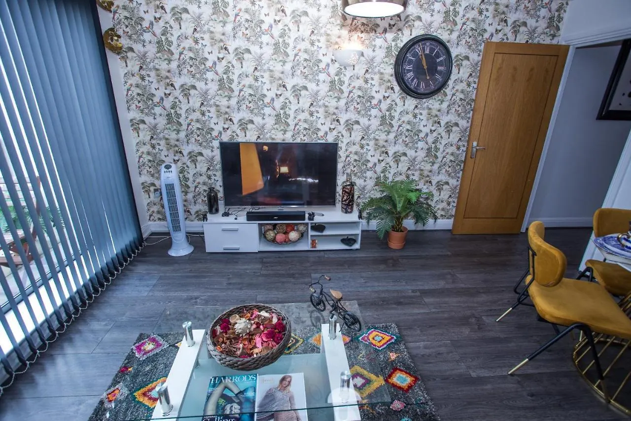 Remarkable 2-Bed Apartment With Sea View London