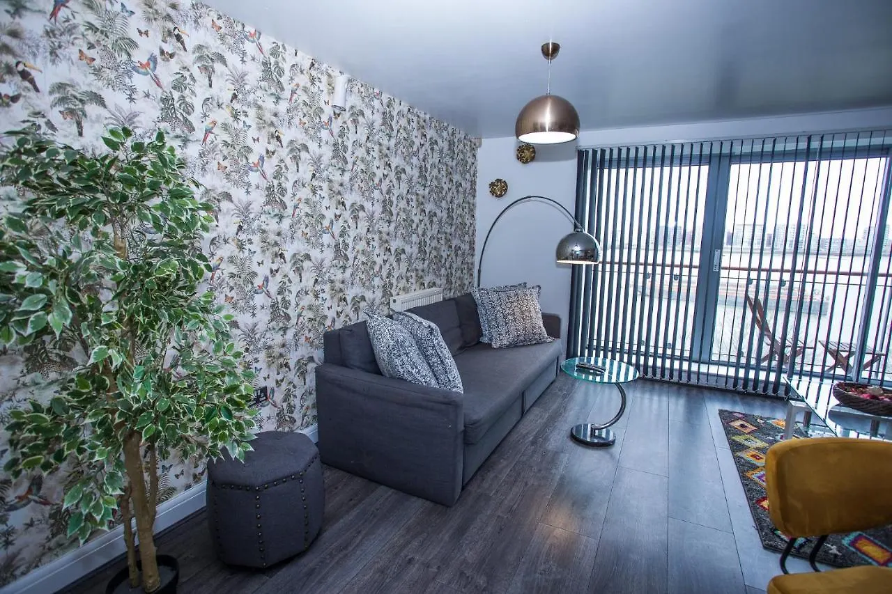 Remarkable 2-Bed Apartment With Sea View London