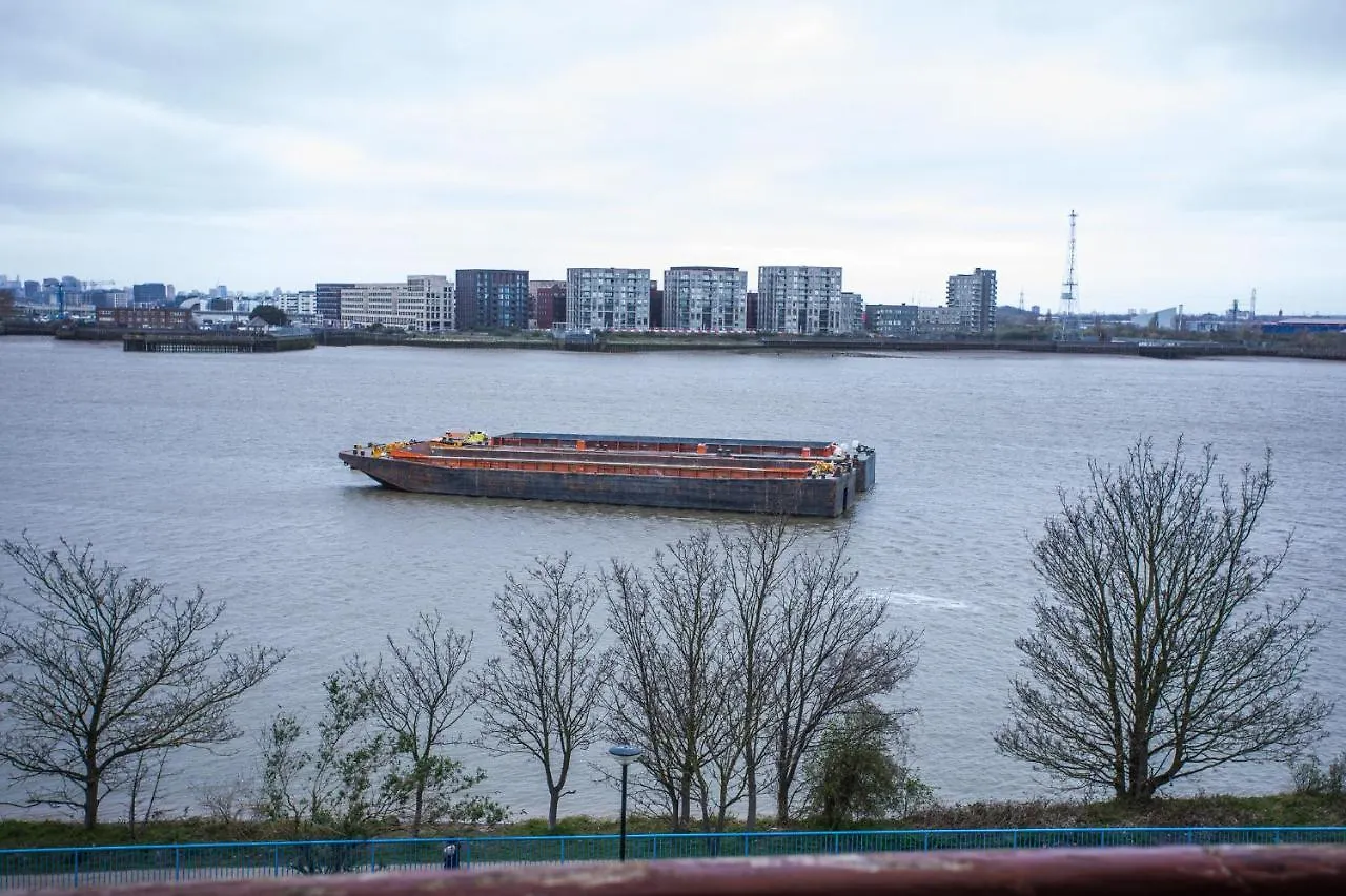 Remarkable 2-Bed Apartment With Sea View London United Kingdom