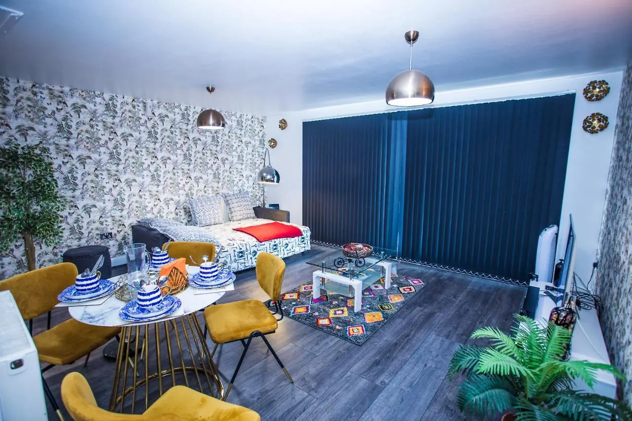 Remarkable 2-Bed Apartment With Sea View London